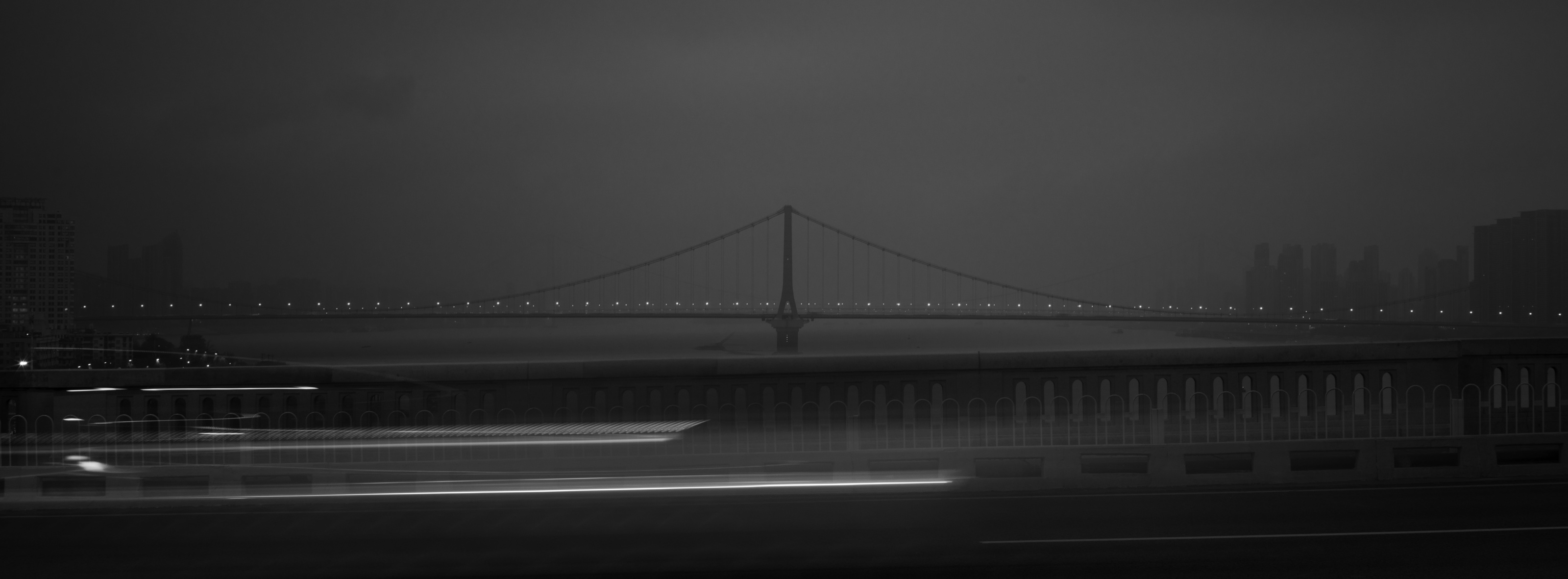 夜色与雾中的桥和车流