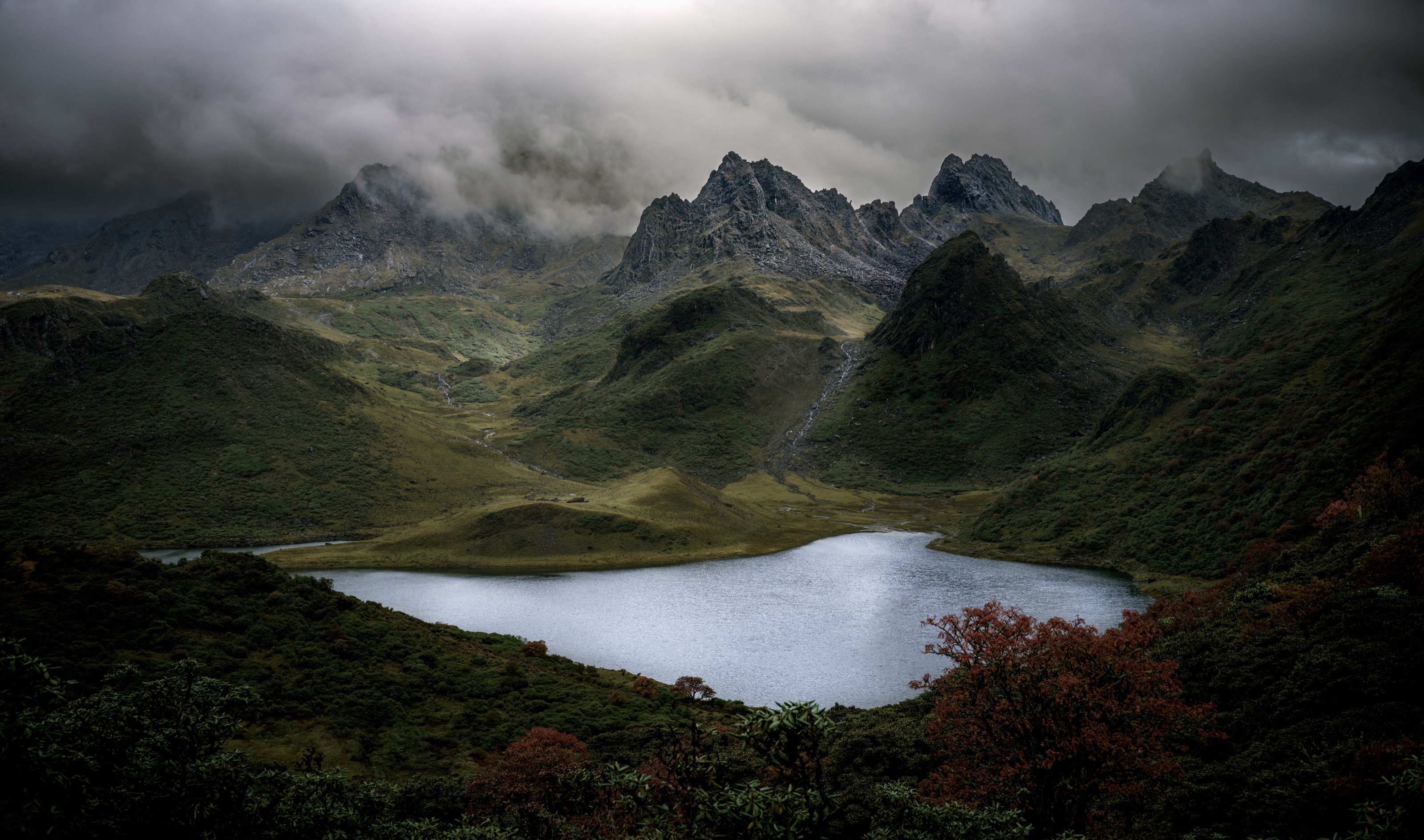 云雾压低的山湖与群峰